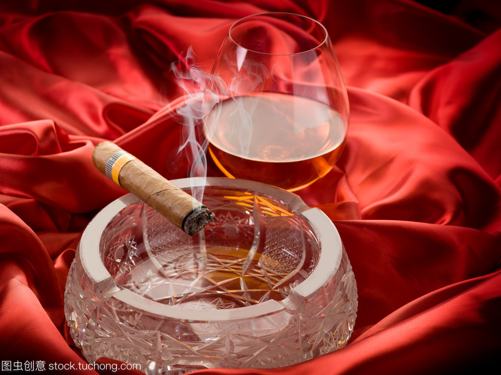 古巴雪茄與玻璃酒紅色緞面 預(yù)包裝食品的跨界美學(xué)與消費(fèi)隱喻